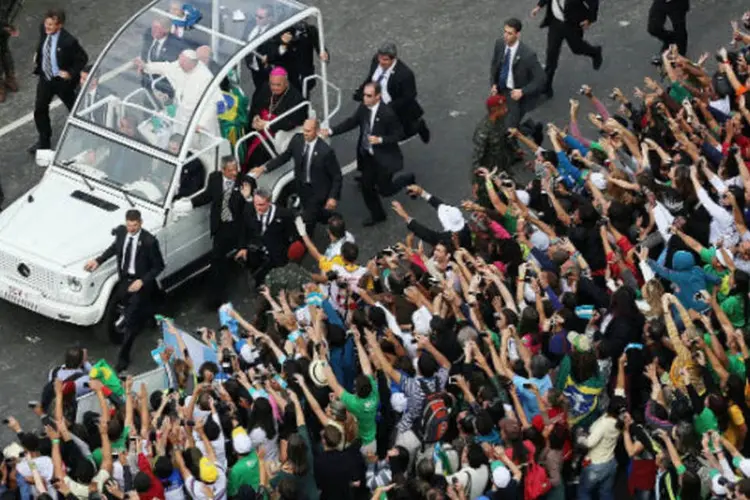 Papa Francisco no papamóvel, em Copacabana, em 28 de julho de 2013 (Buda Mendes/Getty Images)