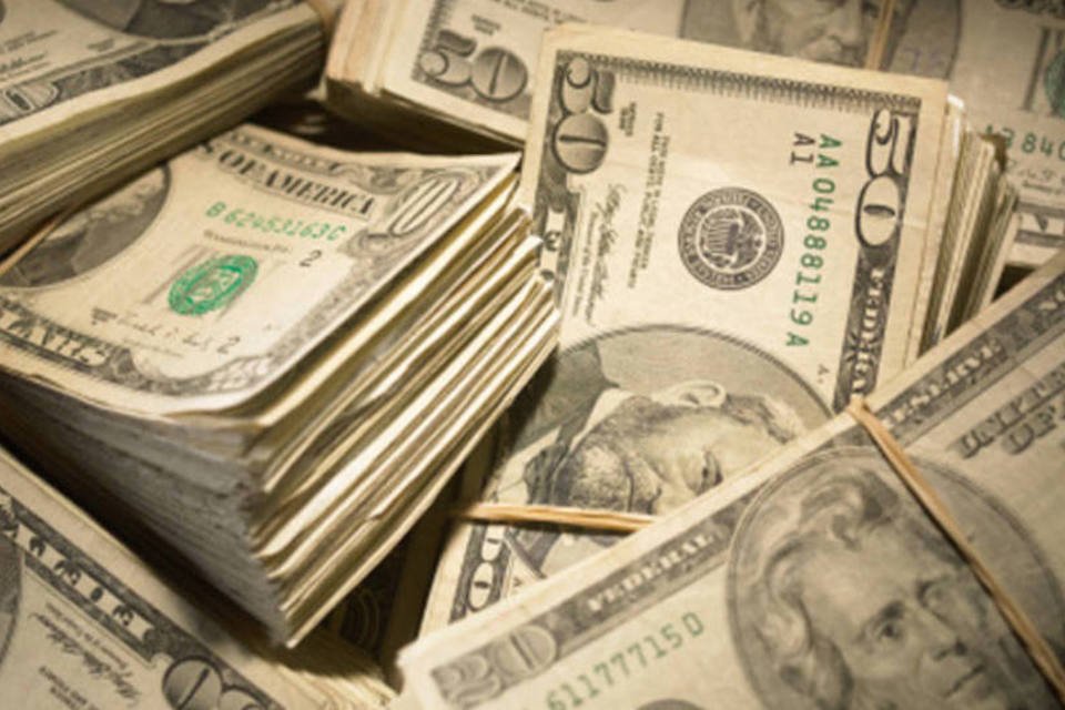 Dólar sobe e encosta em R$ 3,10 com apostas sobre juros nos EUA