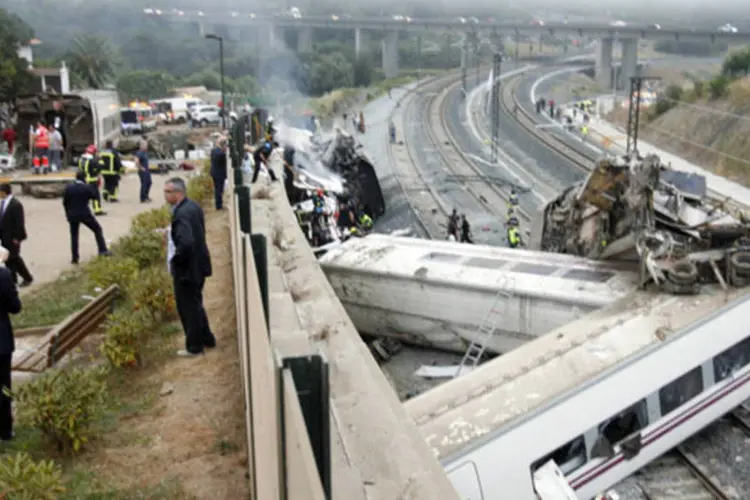Agentes do resgate retiram vítimas de um trem que descarrilou perto de Santiago de Compostela, no noroeste da Espanha, nesta quarta-feira (Oscar Corral/Reuters)