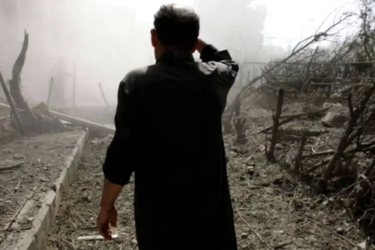 Homem na região em que os mísseis da força aérea síria supostamente caíram em Raqqa, na Síria (21/agosto/2013) (REUTERS/Nour Fourat)