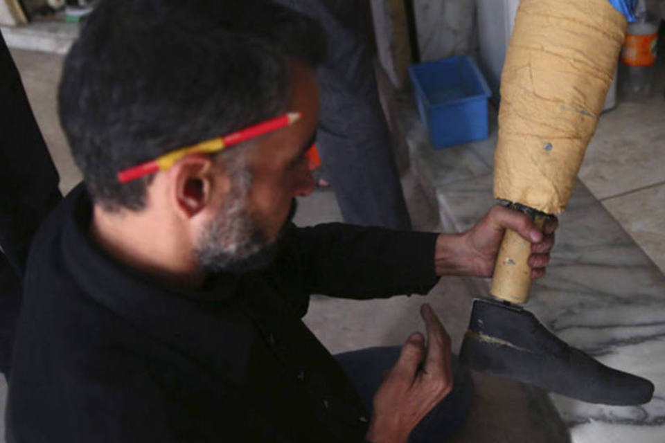 Oficina na Síria constrói próteses com restos de armas