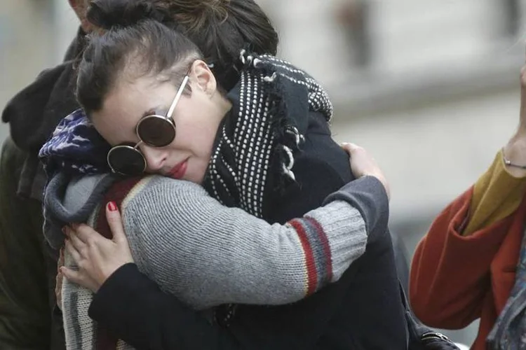 Mulheres se abraçam em frente ao restaurante Le Carillon após ataques terroristas em Paris - 14/11/2015 (Reuters)