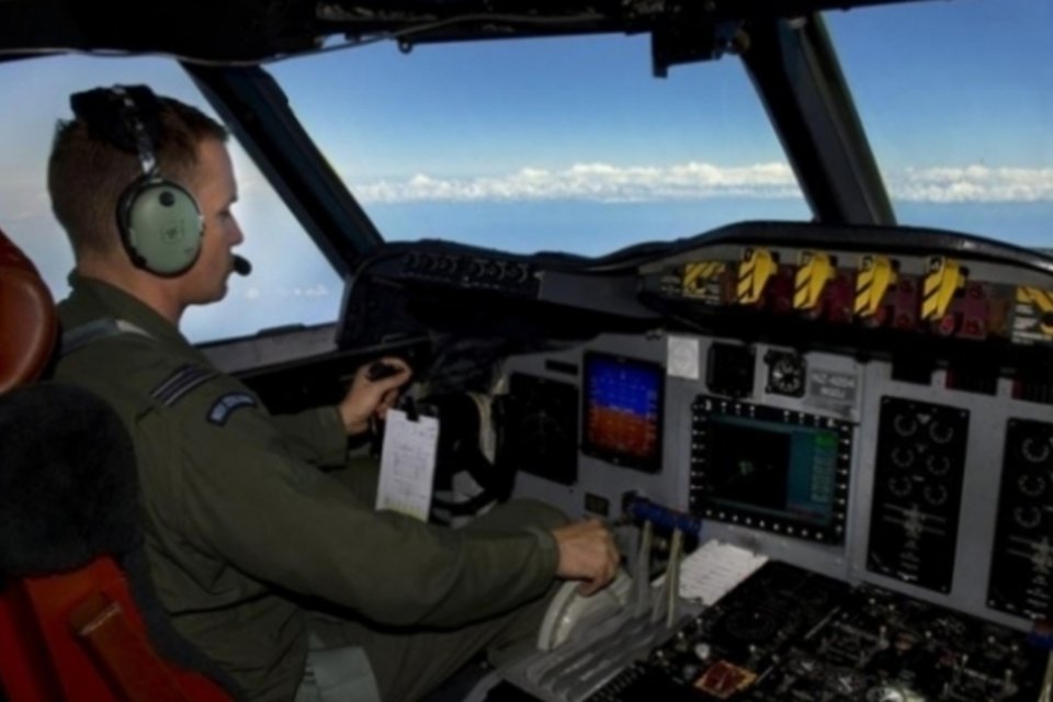 Avião capta novo sinal em zona de buscas por Boeing