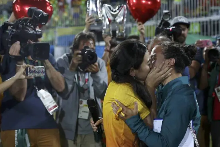 A jogadora brasileira de rugby Isadora Cerullo beija Marjorie, voluntária da Olimpíada, após ser pedida em casamento em campo (REUTERS/Alessandro Bianchi)