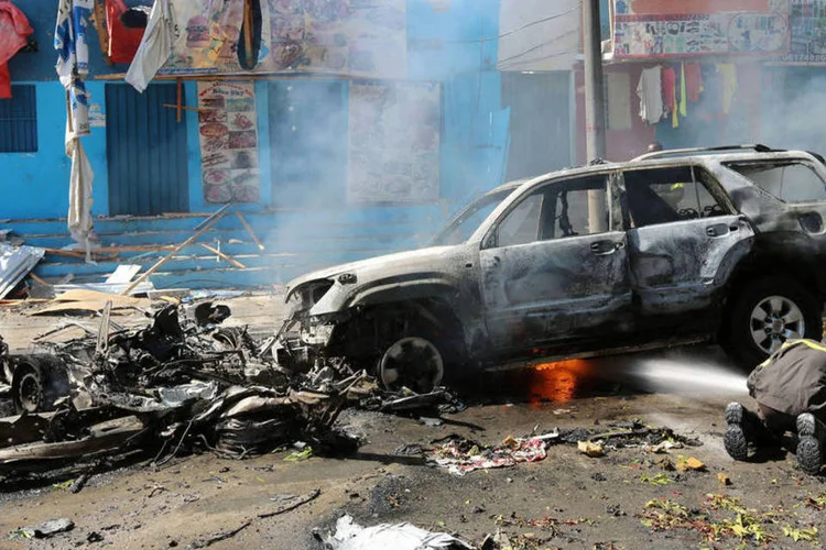 Carro é incendiado em frente a restaurante na Somália (Reuters)