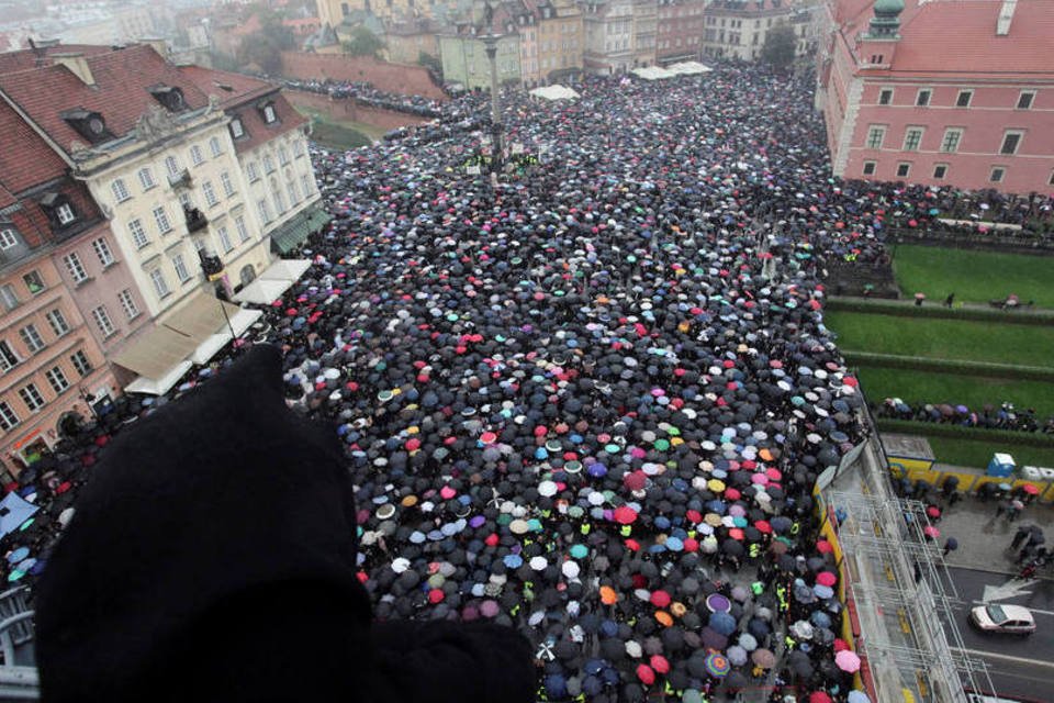 Mulheres protestam contra proibição do aborto na Polônia