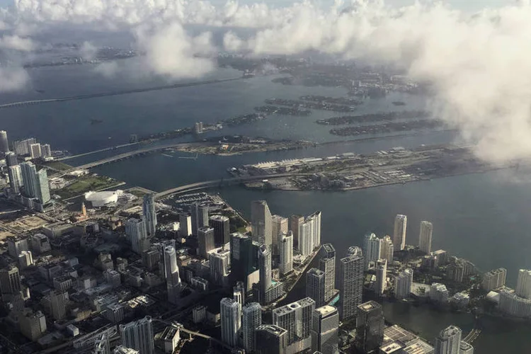Nuvens se formam em Miami, na costa da Flórida, antes da chegada do furacão Matthew (REUTERS/Carlo Allegri)