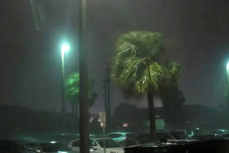 Chuva e vento forte em Melbourne marcam a chegada do furacão Matthew, que enfraqueceu perto da costa da Flórida (REUTERS/Henry Romero)