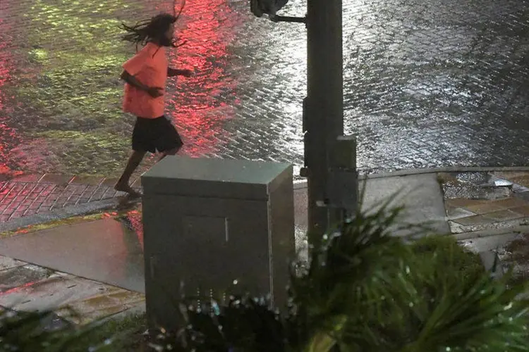 Pessoa caminha na praia enquanto os ventos do furacão Matthew atingem a costa da Flórida (REUTERS/Phelan Ebenhack)