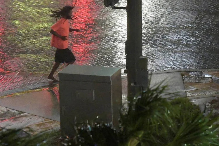 Pessoa caminha na praia enquanto os ventos do furacão Matthew atingem a costa da Flórida (REUTERS/Phelan Ebenhack)