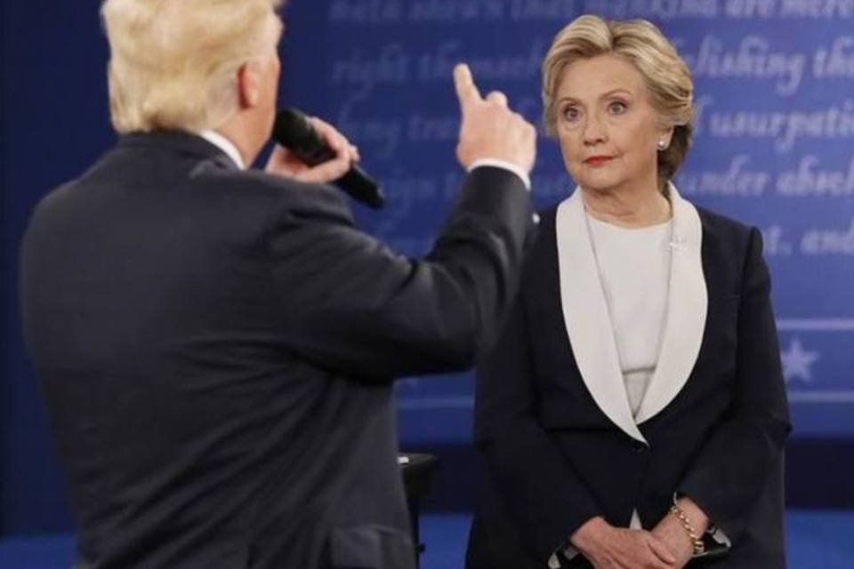 Hillary acusa Trump de assediá-la em debate