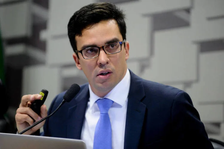 
	Felipe Rezende: &quot;o Brasil est&aacute; tentando trocar o pneu sem perceber que o motor est&aacute; fundido&quot;
 (Marcos Oliveira/Agência Senado)