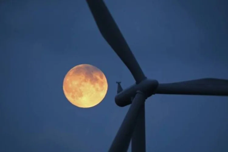 A Lua cheia já enfeitava o céu no começo da noite na Escócia (Christopher Furlong/Getty Images)