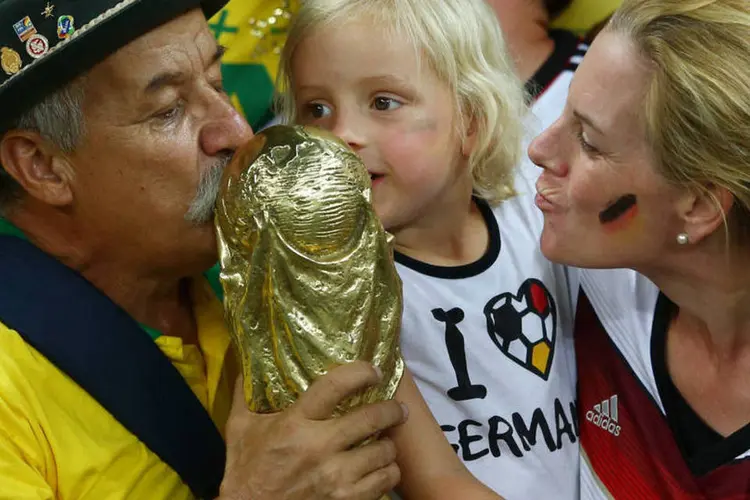 "Gaúcho da Copa" com criança e mulher torcedores da Alemanha (Michael Steele/Getty Images)