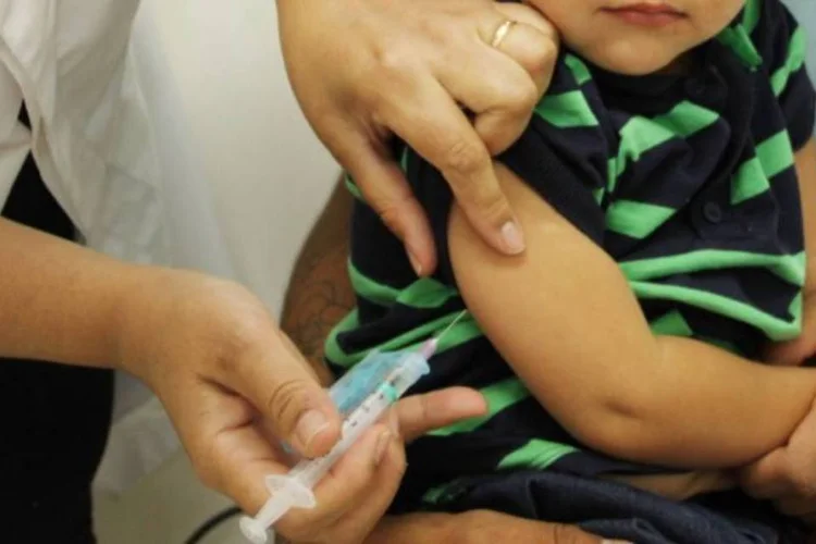 
	Crian&ccedil;a &eacute; vacinada em Santa Catarina: o estado tem a menor taxa de mortalidade infantil do Brasil
