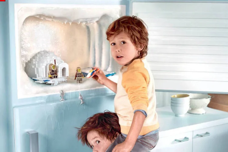 
	Campanha da Lego: &eacute; a&nbsp;Lego&nbsp;sendo&nbsp;Lego&nbsp;com uma s&eacute;rie encantadora de tr&ecirc;s pe&ccedil;as impressas
 (Divulgação/Lego)