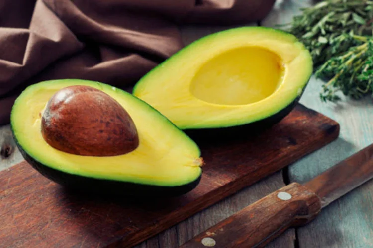 Abacate compõe o cardápio da dieta, que reduz ingestão de carboidratos de forma agressiva. (ThinkStock/Thinkstock)