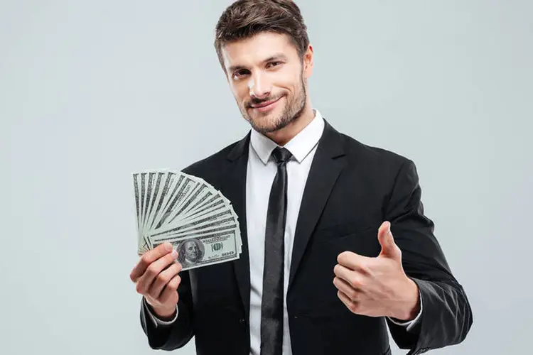 Homem com dinheiro: quatro papéis empataram no topo do ranking de recomendações. (Thinkstock/Thinkstock)
