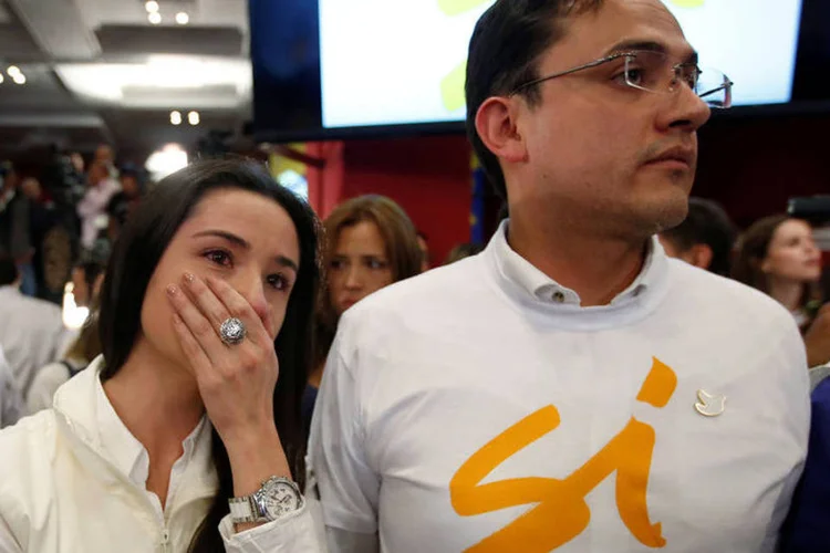 
	Acordo de paz: os que apoiam totalizaram 49,8%, uma diferen&ccedil;a de menos de 52 mil votos
 (John Vizcaino / Reuters)