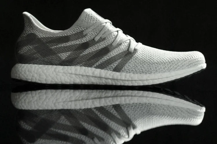 Novo tênis da Adidas: feito por robôs, em processo pioneiro (Divulgação/Adidas)