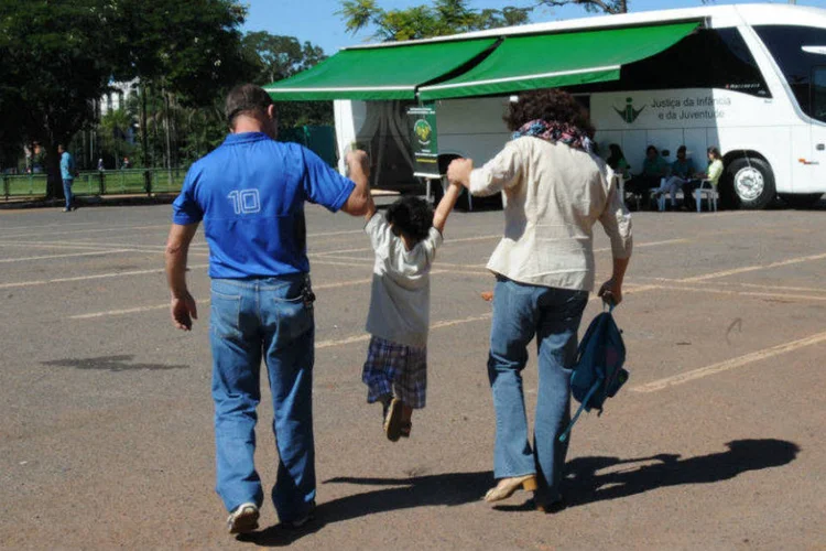 
	Fam&iacute;lia: em rela&ccedil;&atilde;o ao prazo para ado&ccedil;&atilde;o, que hoje &eacute; indefinido, a proposta do governo &eacute; estabelecer limite de 120 dias, prorrog&aacute;veis por igual per&iacute;odo
 (Antonio Cruz/Agência Brasil)