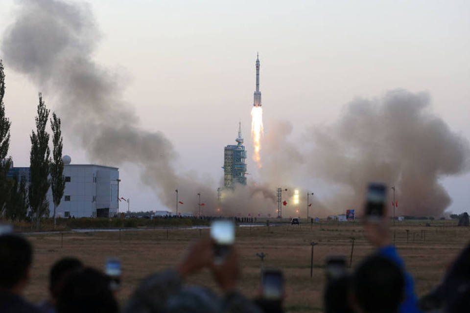 China lança missão espacial tripulada