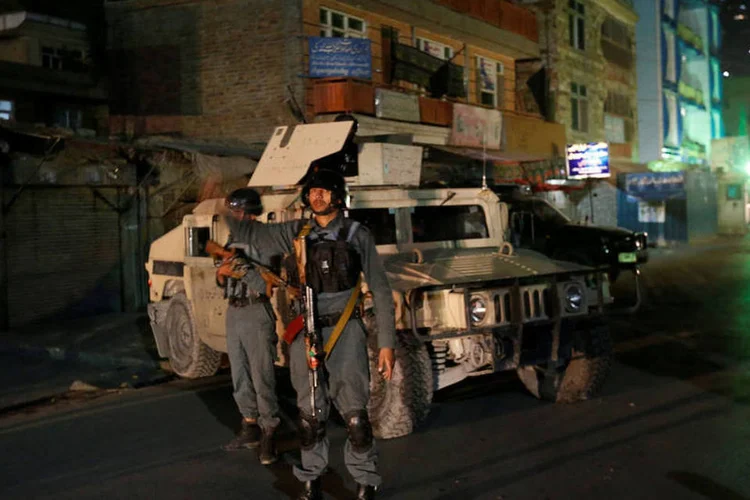 
	Cabul: pelo menos dois insurgentes abriram fogo contra os fi&eacute;is que estavam no templo
 (Mohammad Ismail / Reuters)