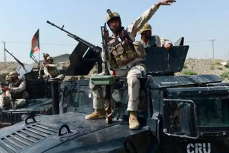 
	Soldados afeg&atilde;os: seriam os primeiros contatos entre Cabul e os insurgentes desde que as negocia&ccedil;&otilde;es de paz ficaram suspensas
