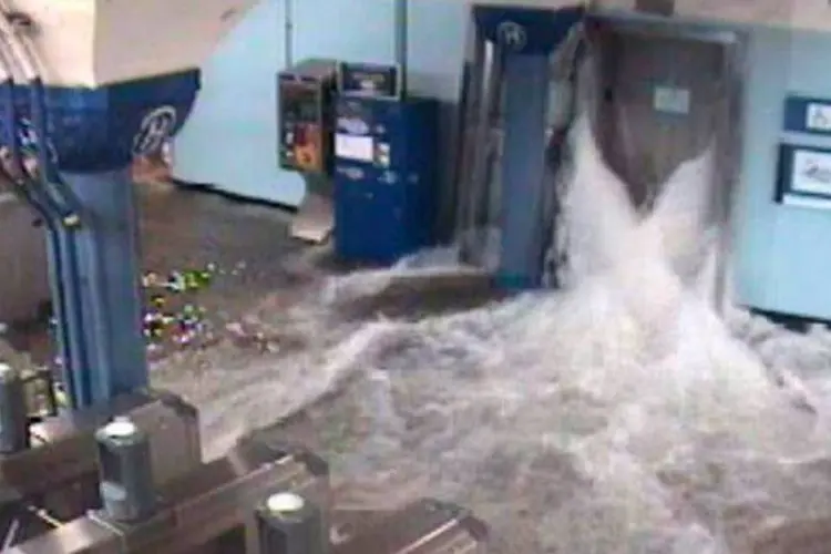 
	&Aacute;gua invade elevador de esta&ccedil;&atilde;o em Nova Jersey, Estados Unidos, com a chegada de Sandy: o metr&ocirc; foi paralisado
 (NY/NJ Port Authority/Twitter/Reuters)