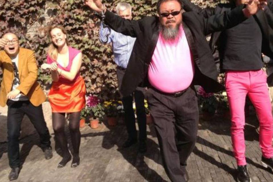 Ai Weiwei fazendo um cover de "Gangnam Style" (Cortesia de Ai Weiwei/Divulgação/Reuters)