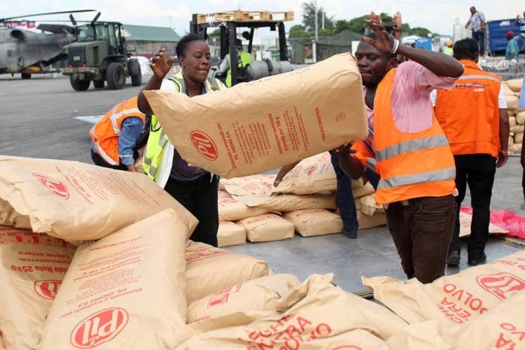 
	Ajuda alimentar no Haiti: quatro caminh&otilde;es chegaram a lugares muito afetados
 (Jeanty Junior/)