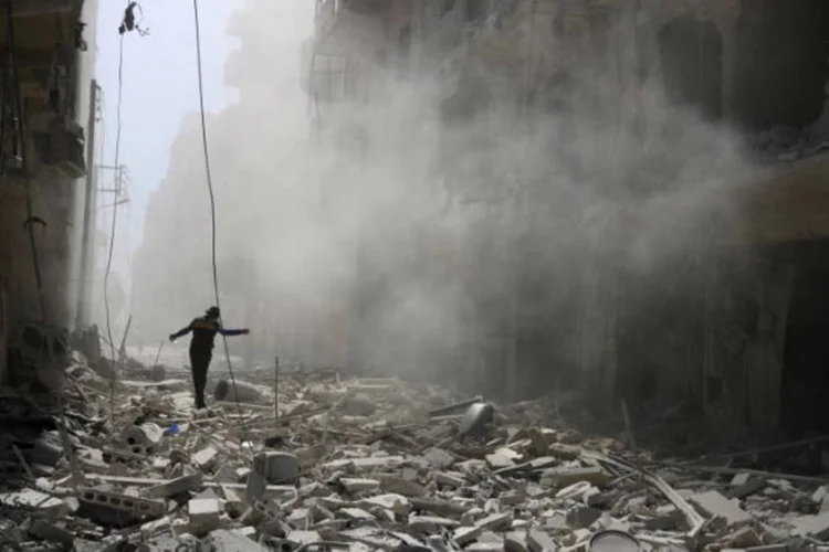 
	Aleppo: Moscou e Damasco anunciaram nesta segunda uma pausa humanit&aacute;ria
 (Abdalrhman Ismail / Reuters)