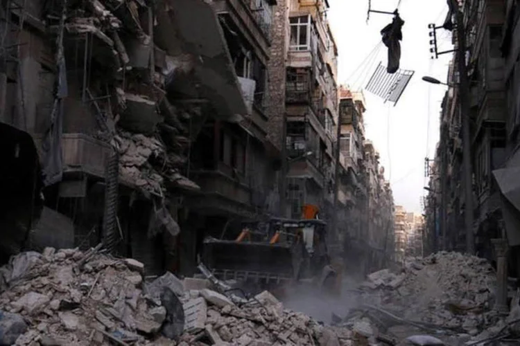 
	Aleppo: acredita-se que mais de 250 mil civis continuam retidos no setor opositor de Aleppo
 (Abdalrhman Ismail / Reuters)