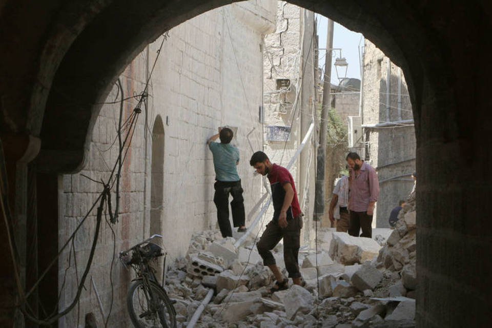 Exército sírio anuncia redução de bombardeios em Aleppo