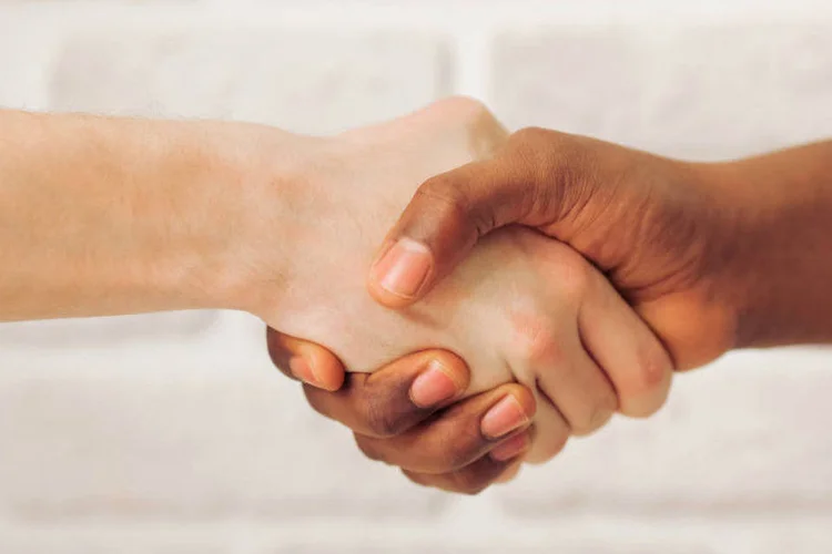 
	Aperto de m&atilde;o: o candidato disse em &aacute;udio que n&atilde;o gosta de ficar correndo atr&aacute;s de eleitor e de pegar na m&atilde;o do povo
 (Thinkstock/Thinkstock)