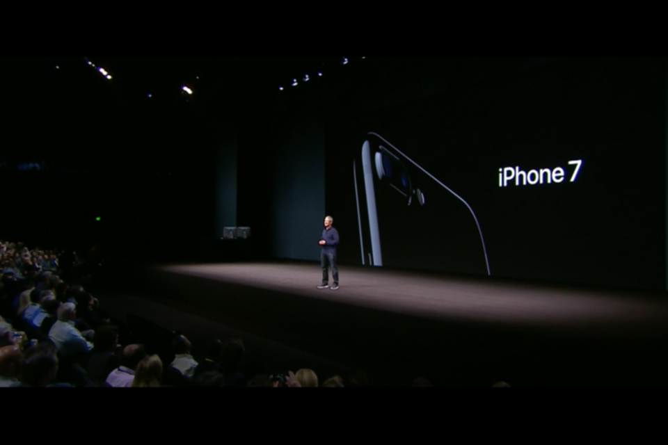 Apple apresenta 1º iPhone sem conector para fones de ouvido