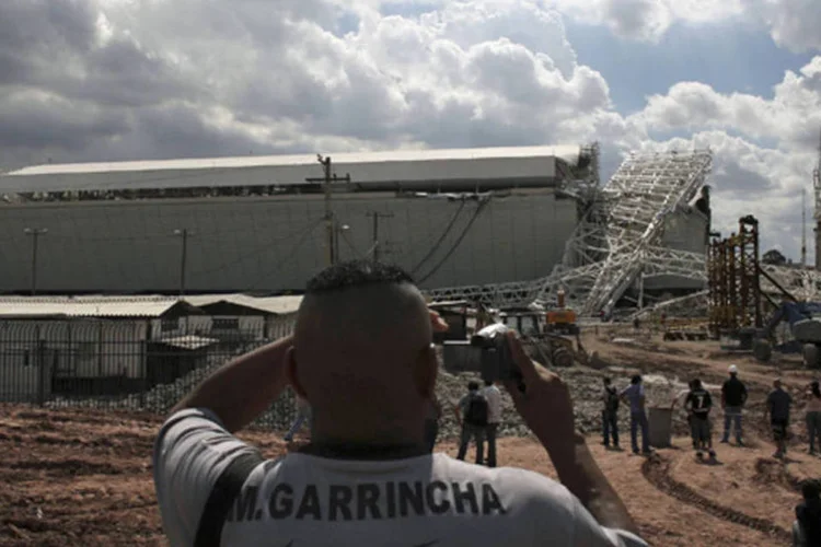 Homem fotografa estádio do Corinthians após a queda de um guindaste (REUTERS/Nacho Doce)