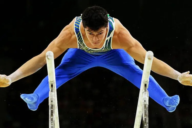 Arthur Mariano, do Brasil, em competição nas barras paralelas durante final por equipes da Ginástica (Alex Livesey/Getty Images)