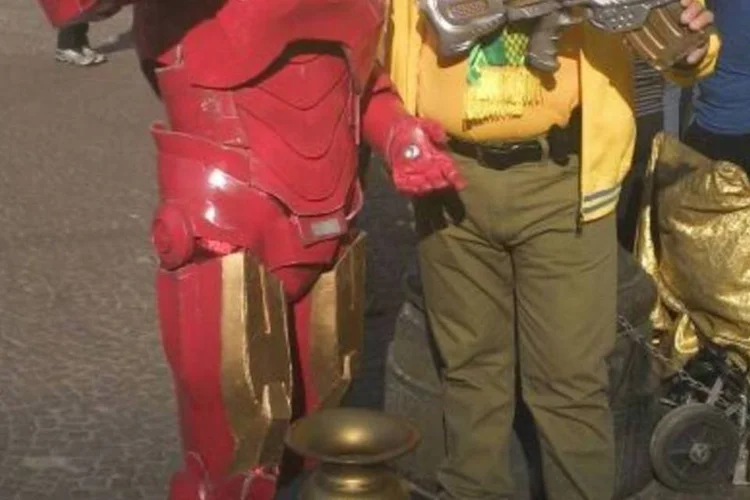 Artistas vestido de Homem de Ferro cobra por fotos na Copa em São Paulo (Marina Pinhoni / EXAME.com)