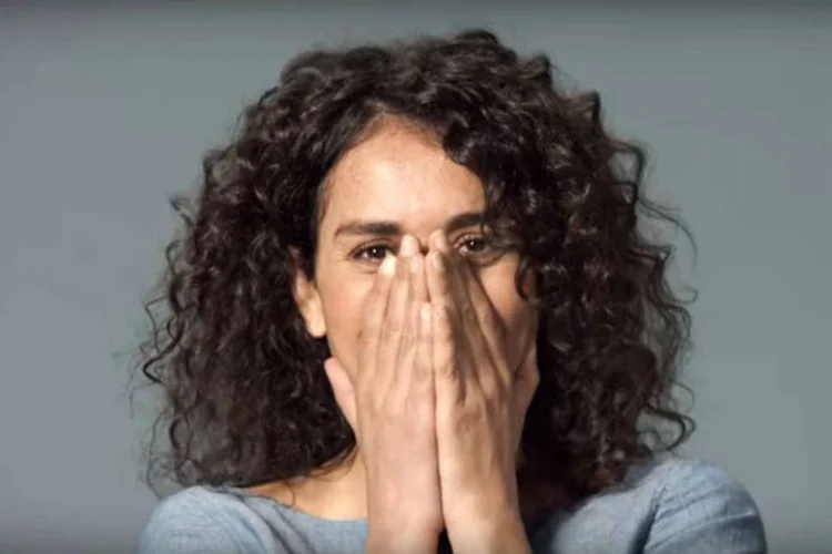 Campanha francesa sobre ataque cardíaco: atrizes interpretam o que seria um ataque cardíaco (Reprodução)