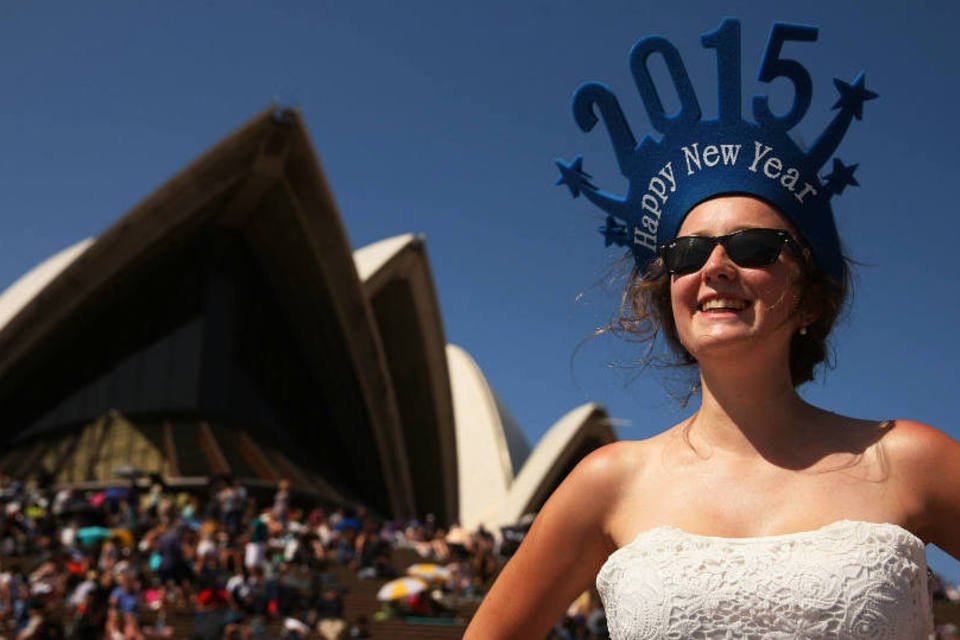 Mulher espera a passagem de ano novo no Sydney Harbour, em Sydney, na Austrália (Brendon Thorne/Getty Images)