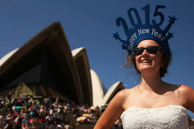 Mulher espera a passagem de ano novo no Sydney Harbour, em Sydney, na Austrália (Brendon Thorne/Getty Images)