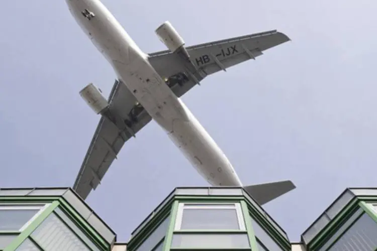 Avião sobrevoa um prédio em Berlim   (John Macdougall/AFP)