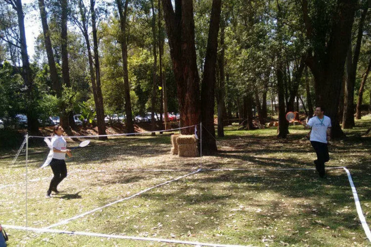 
	Competi&ccedil;&atilde;o: funcion&aacute;rios da Roche jogam badminton durante a &quot;Wellbeing Week&quot;
 (Divulgação/Roche)