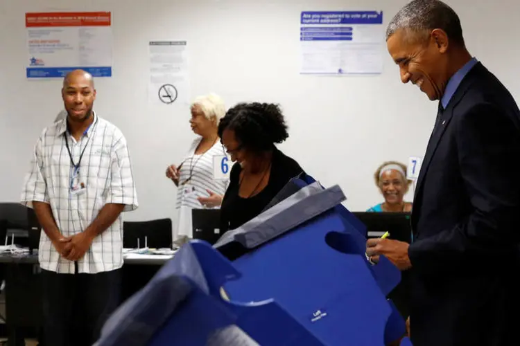 
	Obama: ao lado de uma urna, marcou sua op&ccedil;&atilde;o e sorriu ao ser questionado sobre seu voto
 (Jonathan Ernst / Reuters)