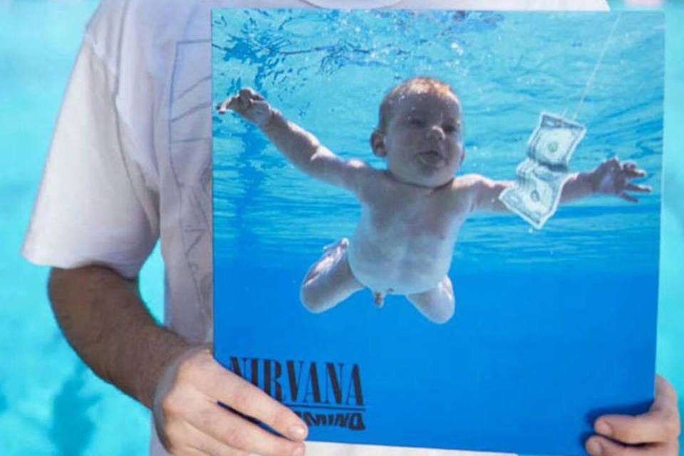 Bebê de capa do Nirvana recria foto após 25 anos