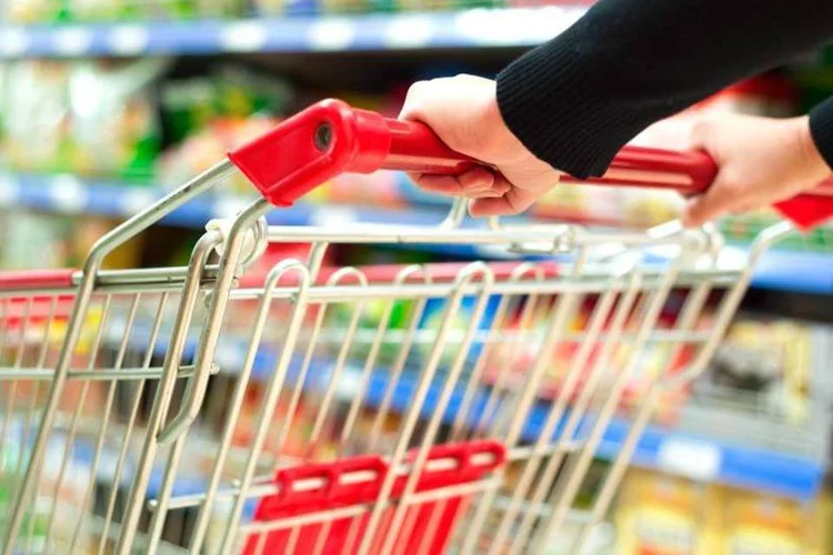 Estante com alimentos: A forma como essa advertência será estampada nos produtos ainda deverá ser definida (gyn9038/Thinkstock)