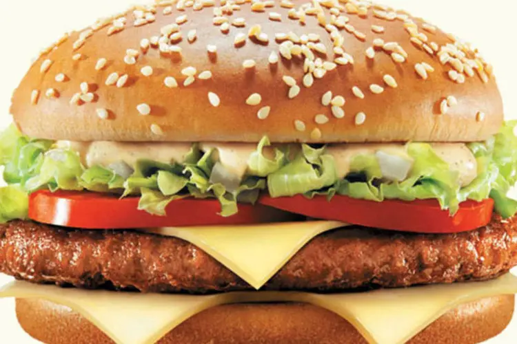 Big Tasty, do McDonald's, tem 101% da quantidade de gordura recomendada para uma dieta de 2.000 calorias (Divulgação / Boa Forma)