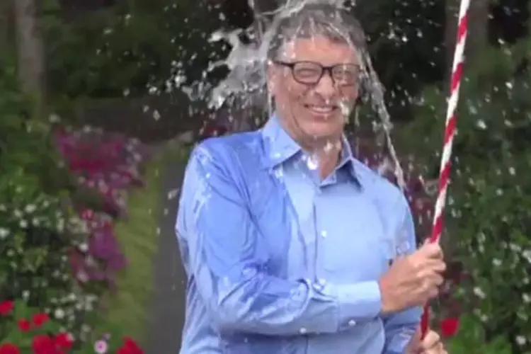 Bill Gates toma banho de água fria em desafio para caridade (Reprodução / YouTube)