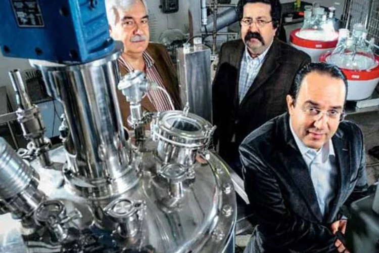 Paulo (atrás) e Cleiton de Castro Marques, da Biolab: limite para fazer aquisições (Germano Lüders/EXAME.com)